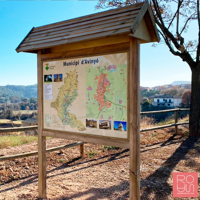 Cartellera de fusta amb teulada per indicació de camins